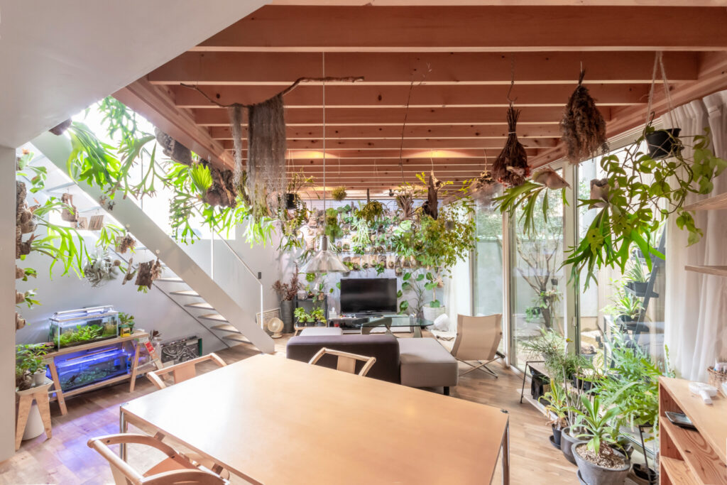 多くの緑とともに暮らす飽きの来ない家　ゆるやかにつながる空間と大きな開口でのびのびと暮らす | Architecture | 100%LiFE-4