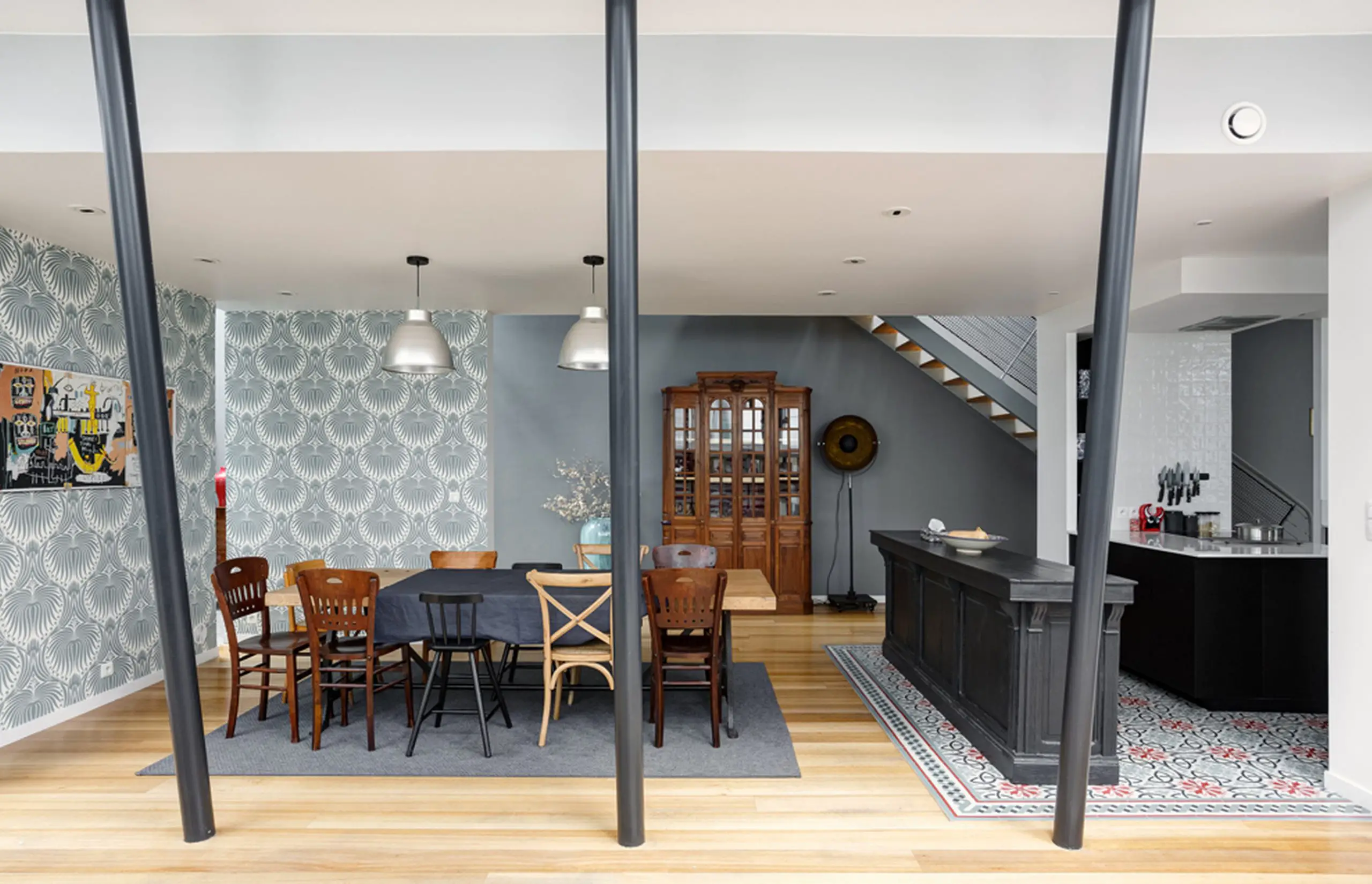 巴黎中心，工业风家庭复式公寓的完美改造-1