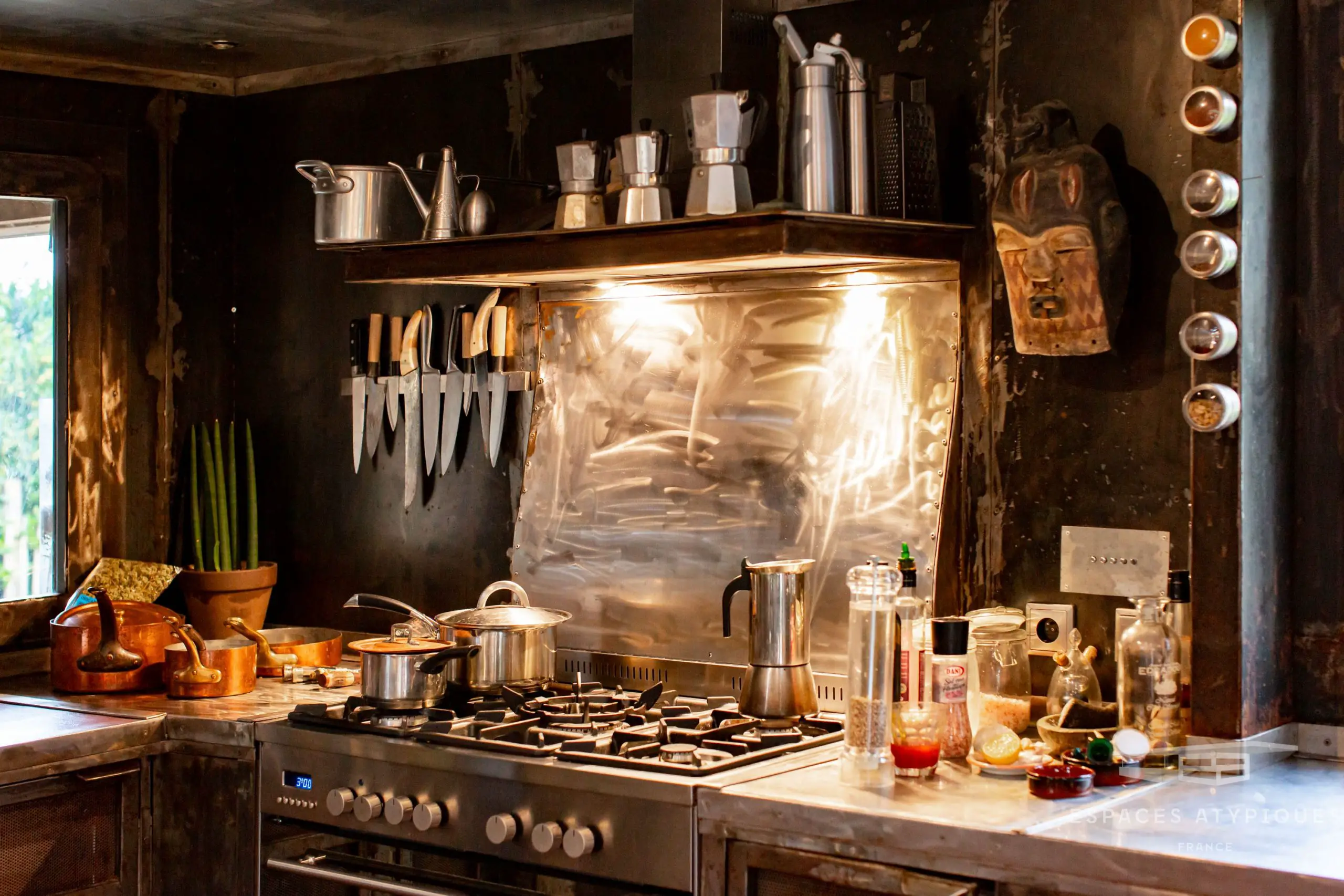 法式海滨木屋设计，厨房金属元素抢眼-7