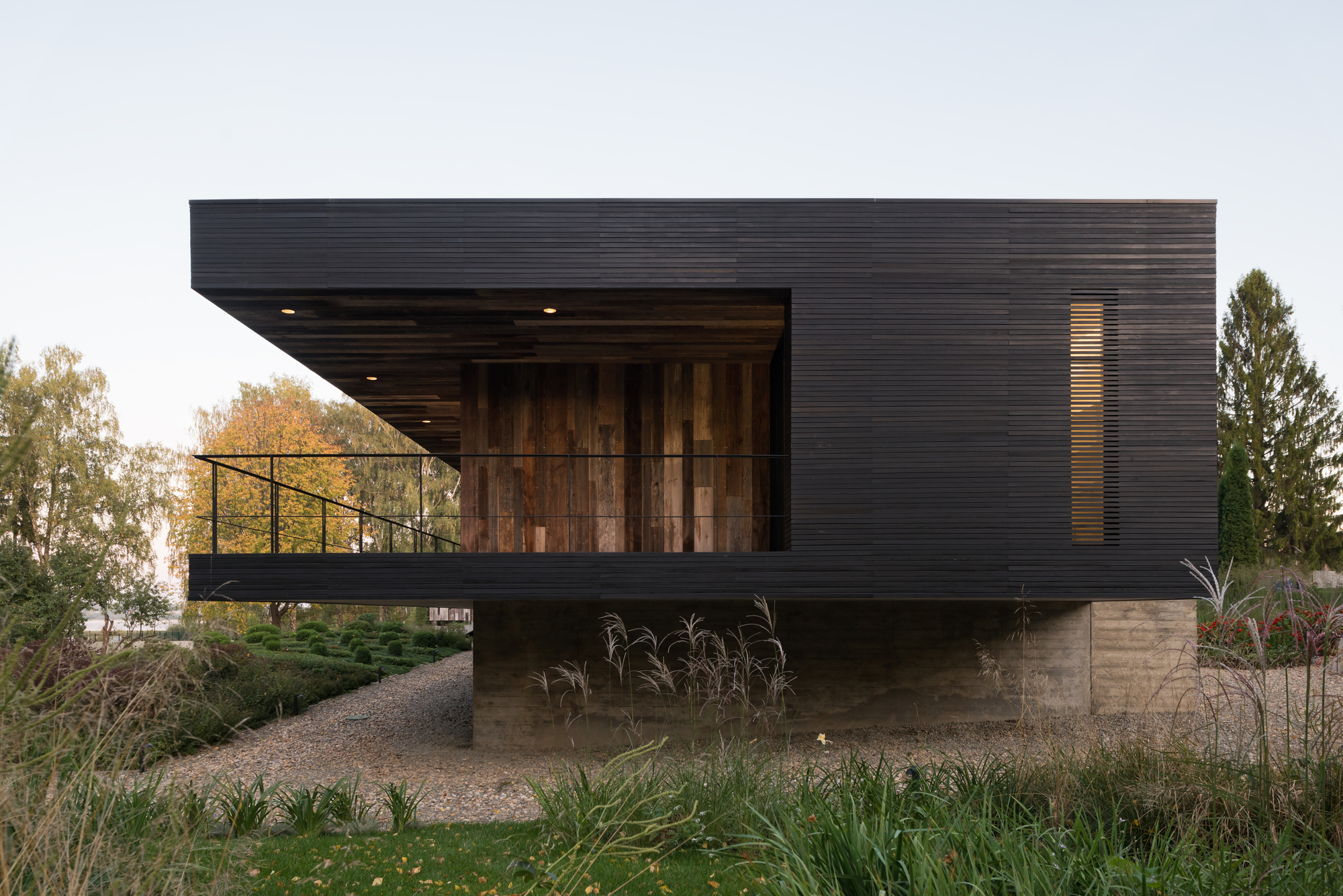 水库边的乡村别墅-17