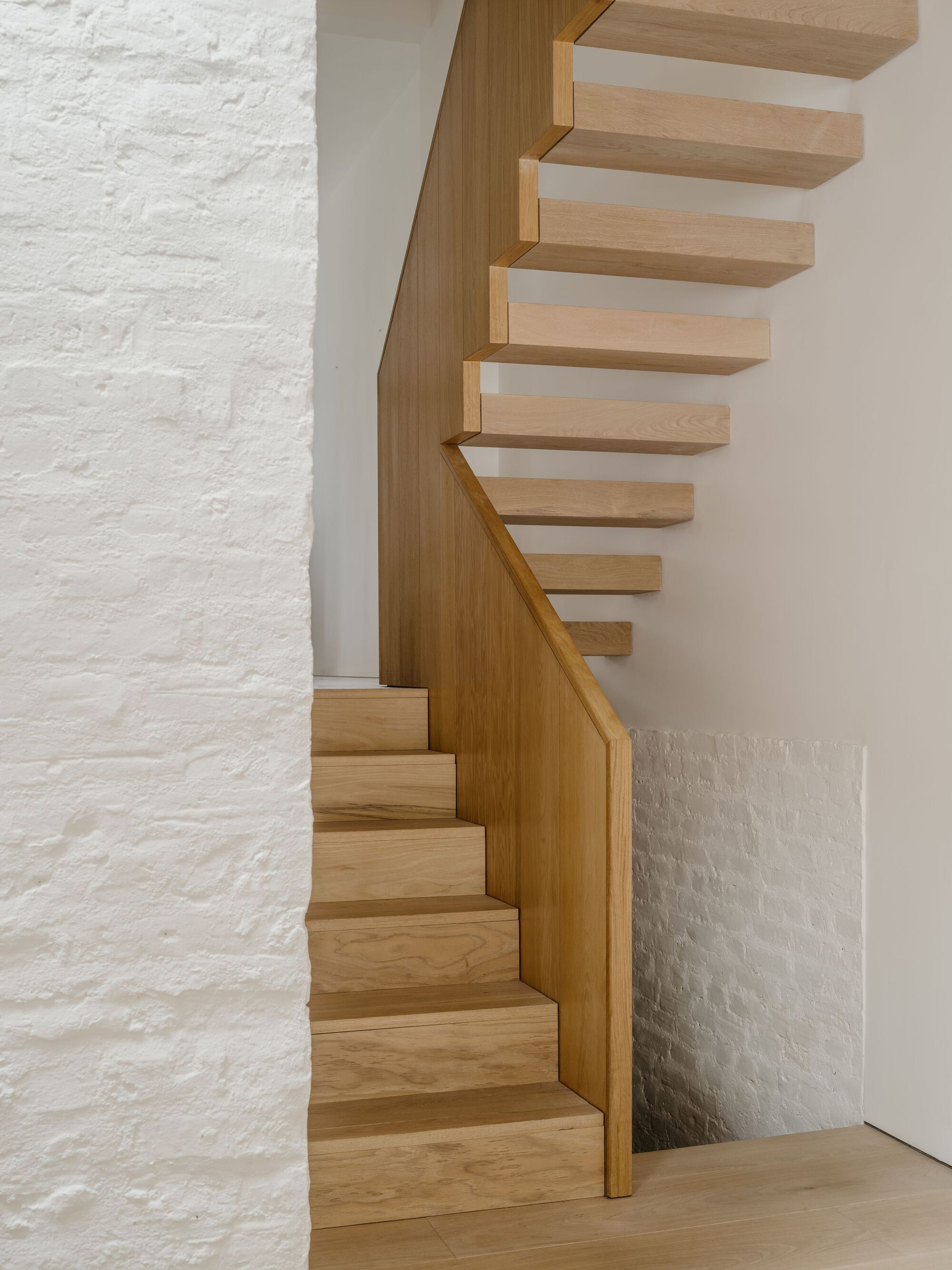 光隙间洒下光影的家庭住宅（注：komorebi是日语外来词，指从树叶缝隙间洒下的阳光） 丨英国伦敦丨ConForm Architects-56