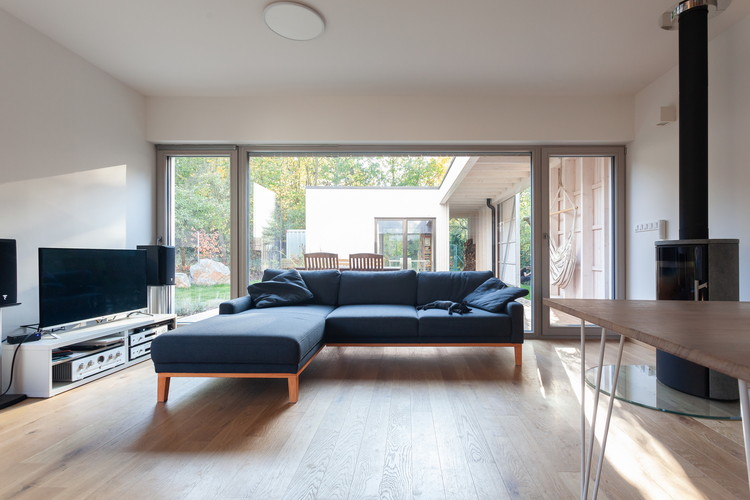 布拉格城市绿洲 · 家庭住宅与后院书房的共生设计-11