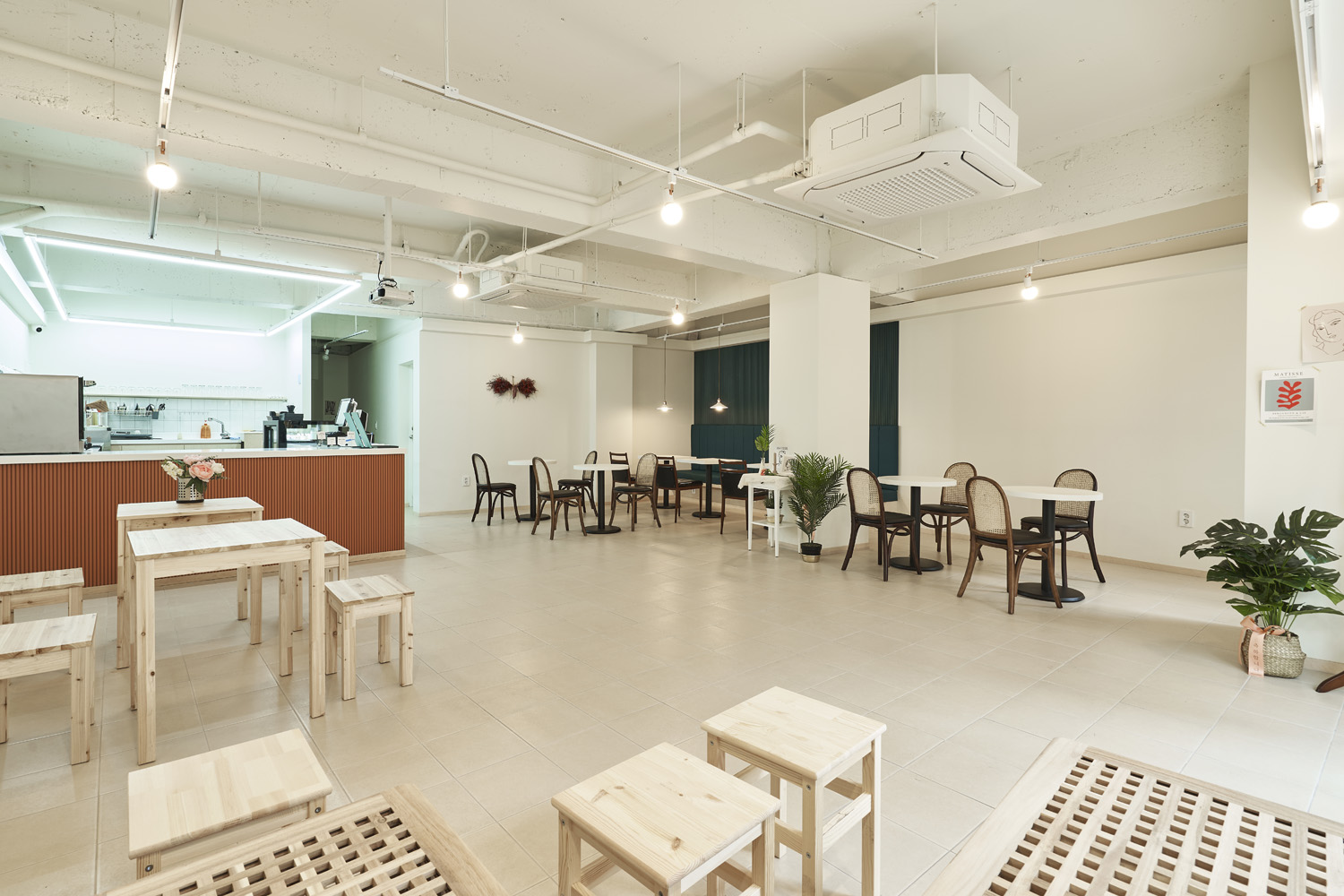 简约设计展现 30 平米咖啡馆室内美学-3