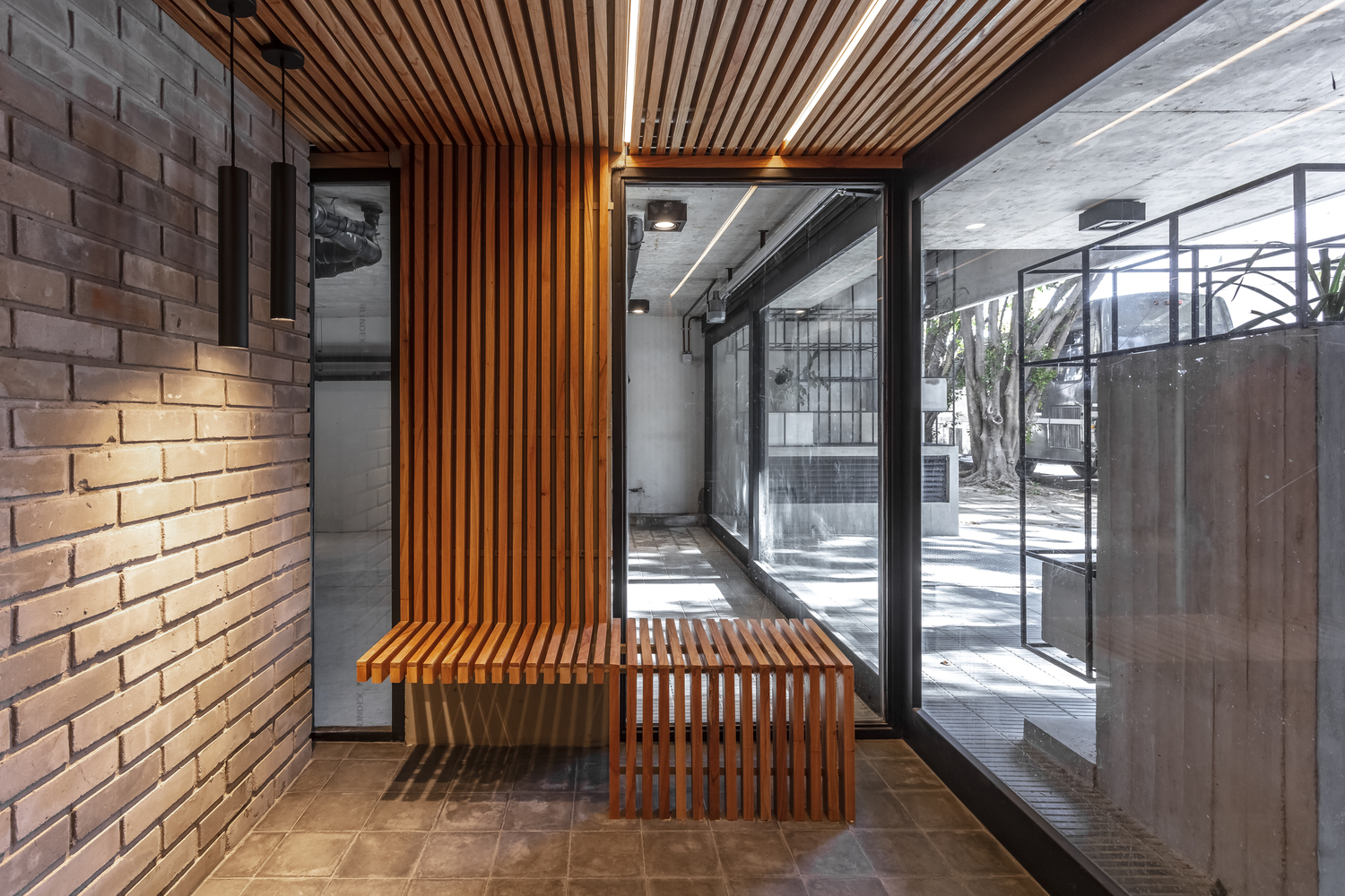 LL 2474 建筑 · Arqtipo 打造的灰色砖墙生态家园-19