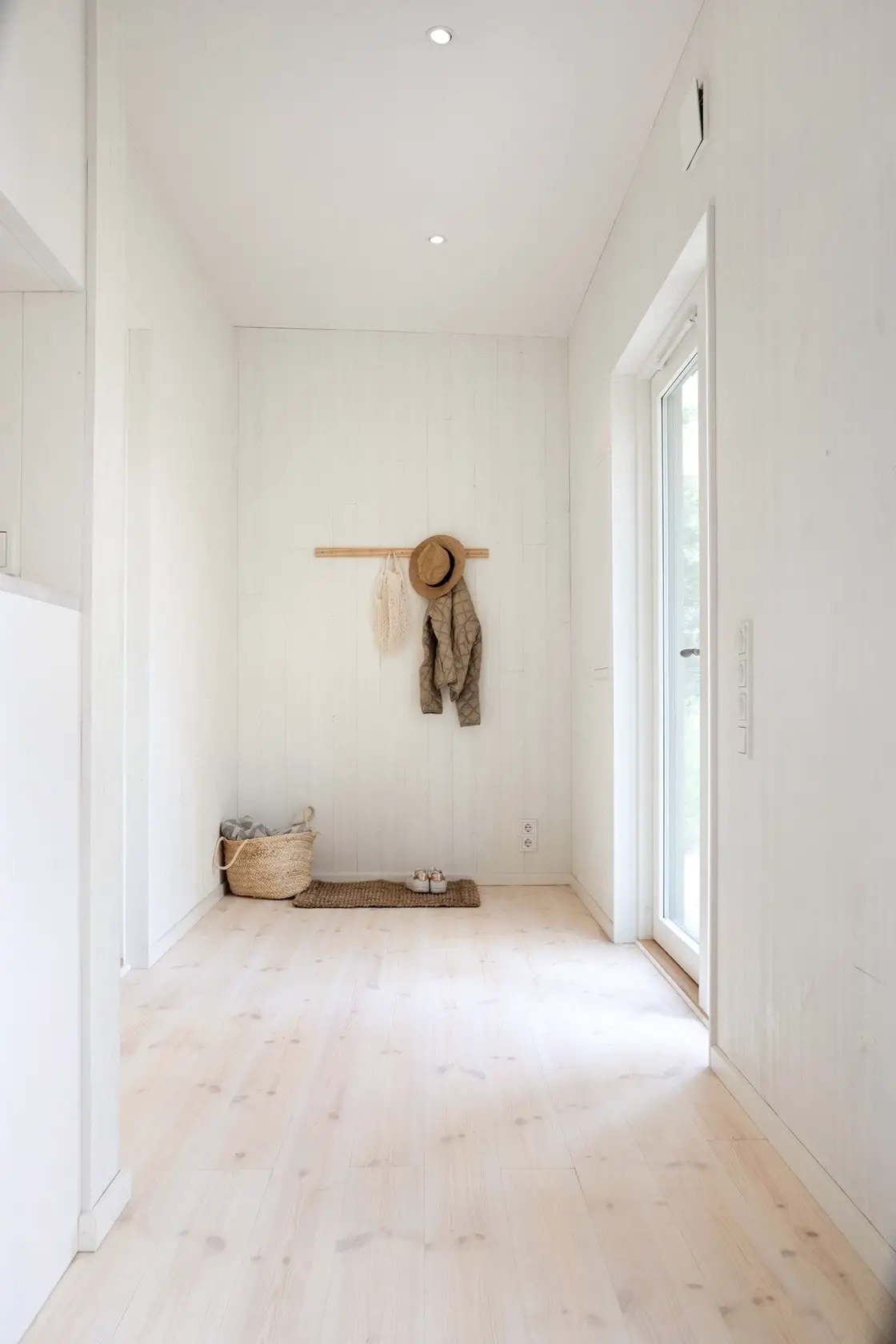 北欧简约风木质海滨别墅-15