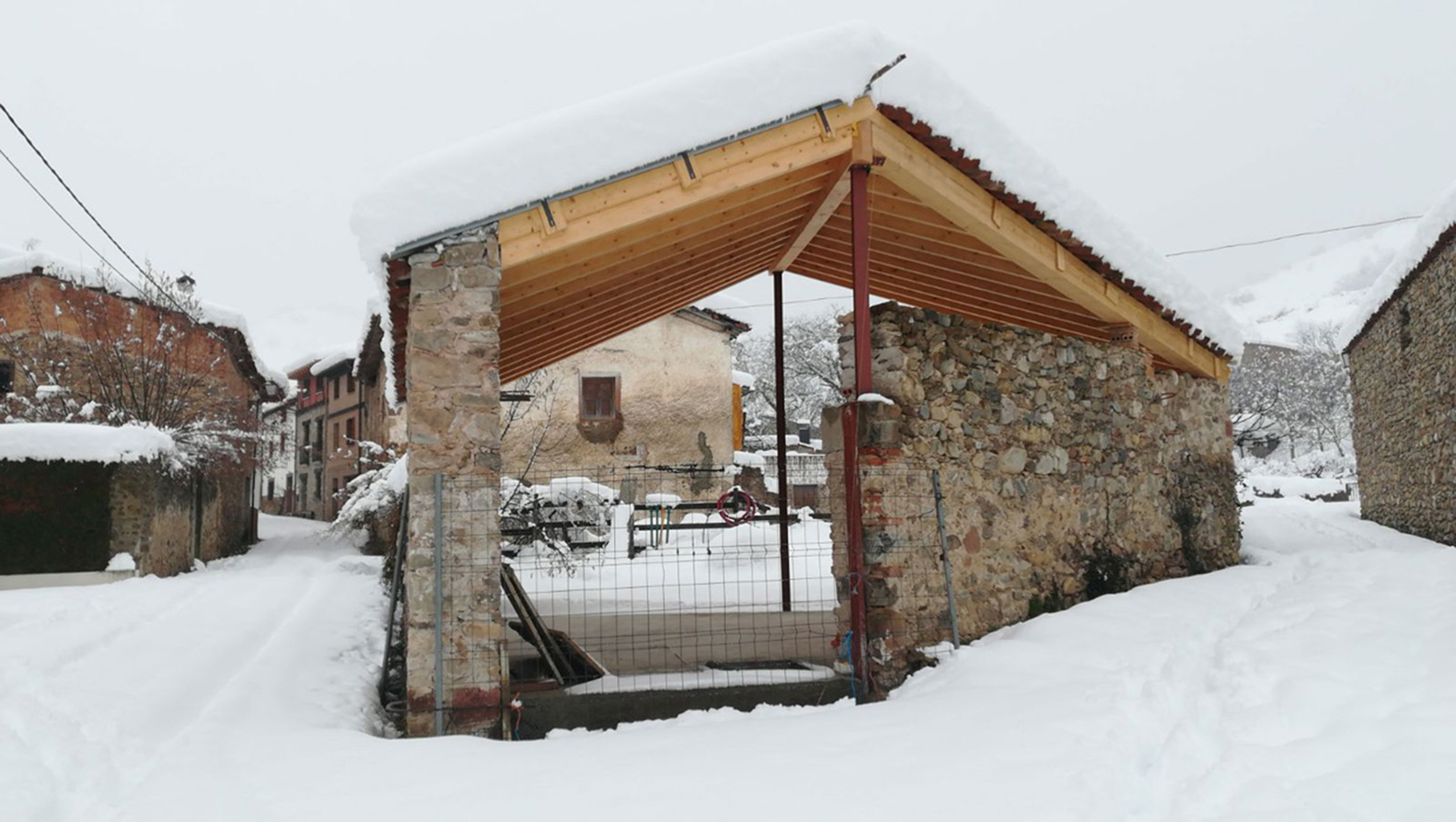 石墙下的现代宜居空间丨西班牙丨MAAV-24