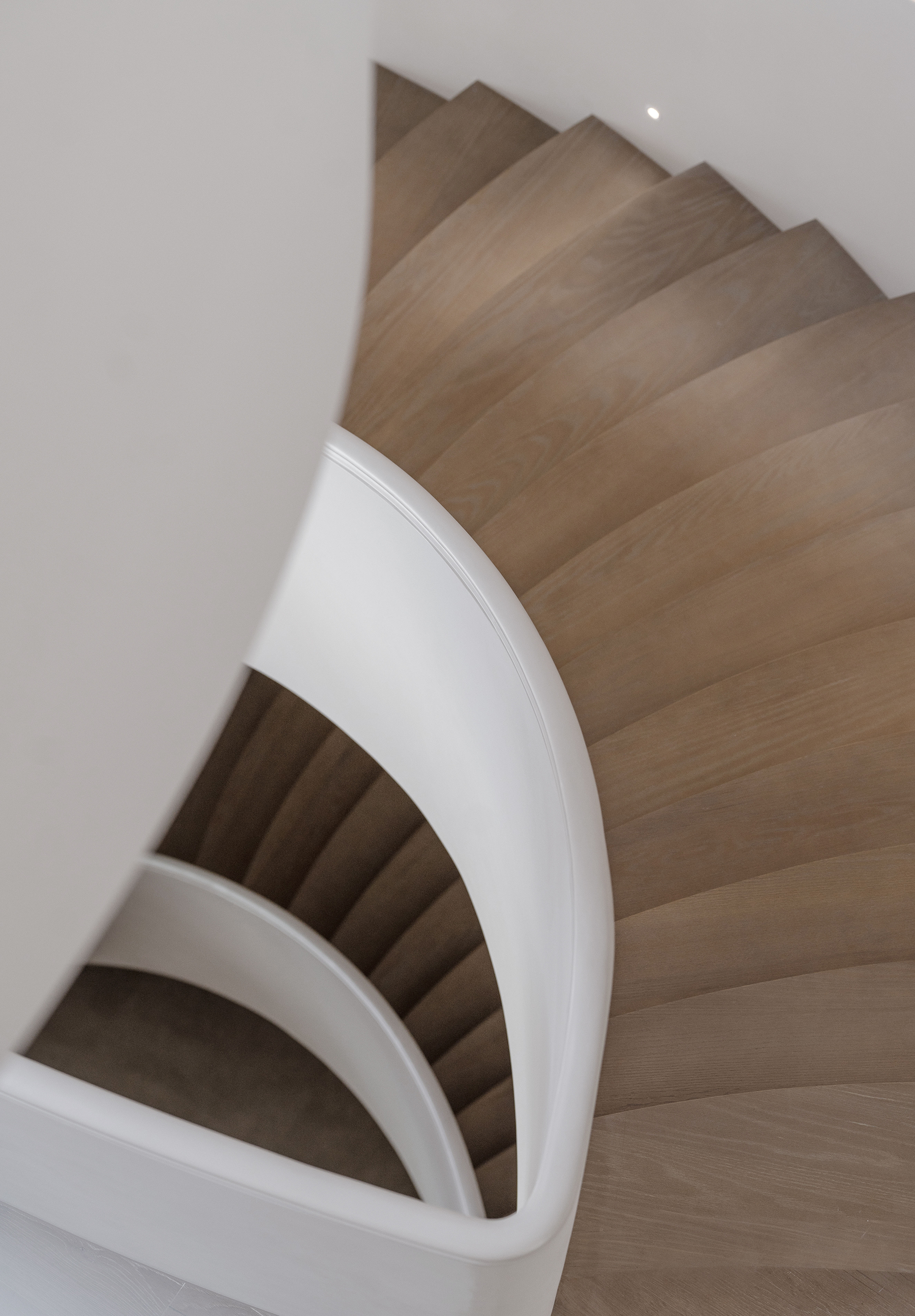 弧形楼梯与旋转楼梯的完美融合·简约别墅设计丨中国丨JSCC 极舍文化创意（上海）有限公司-8
