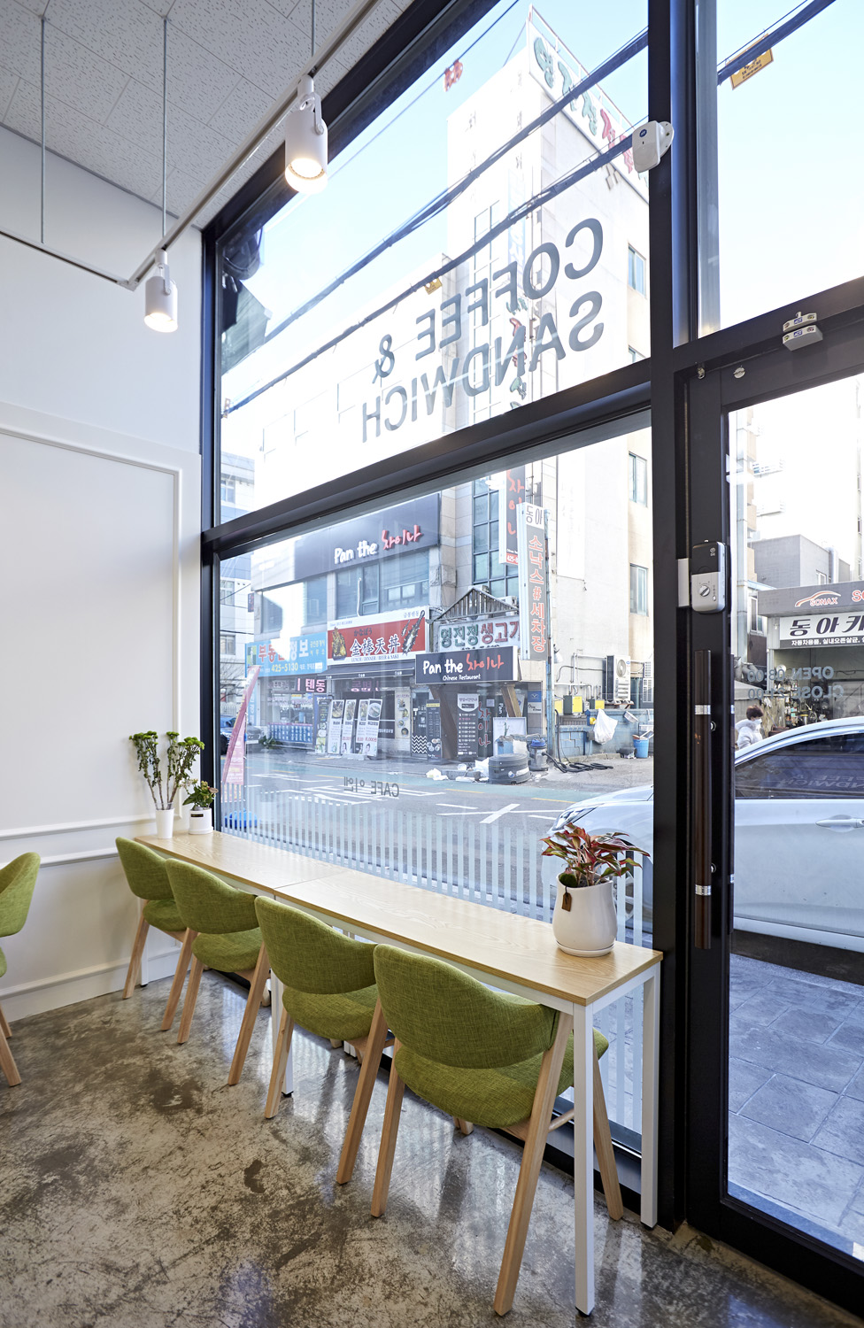 简约白调 9 坪咖啡馆 展现空间魅力-11