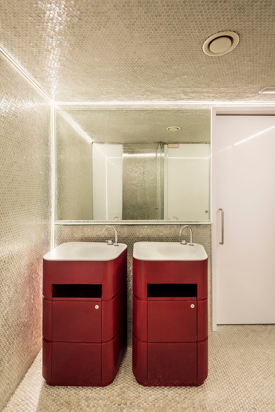 悉尼“碧波粼粼”的温暖餐饮空间-19