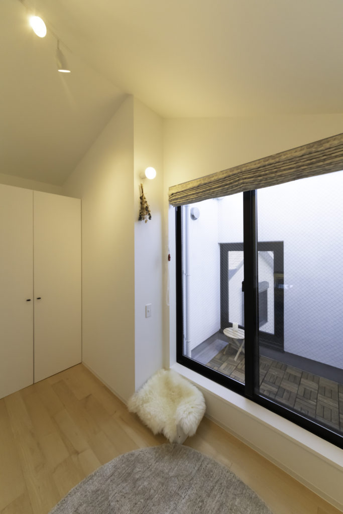 猫たちのお気に入りがいっぱい 適度な距離感で住まう大人4人と猫6匹の快適生活 | Architecture | 100%LiFE-6