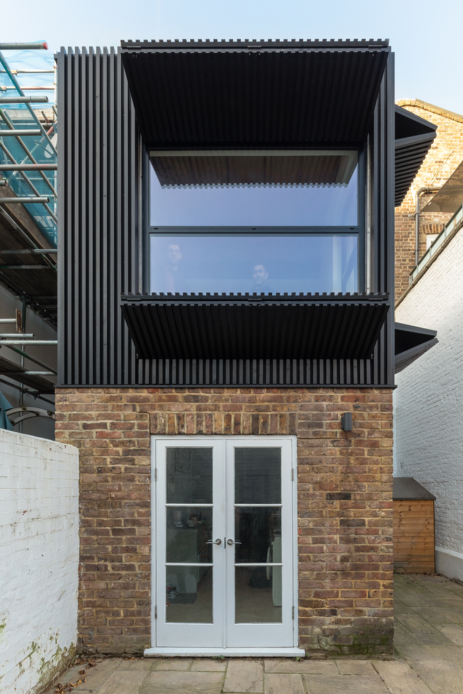 Contemporary and space efficient Black Box Apartment created by MATA Architects as an extension of a Victorian home 现代和空间高效的黑盒公寓楼，由马塔建筑师建造，作为维多利亚式住宅的延伸-5
