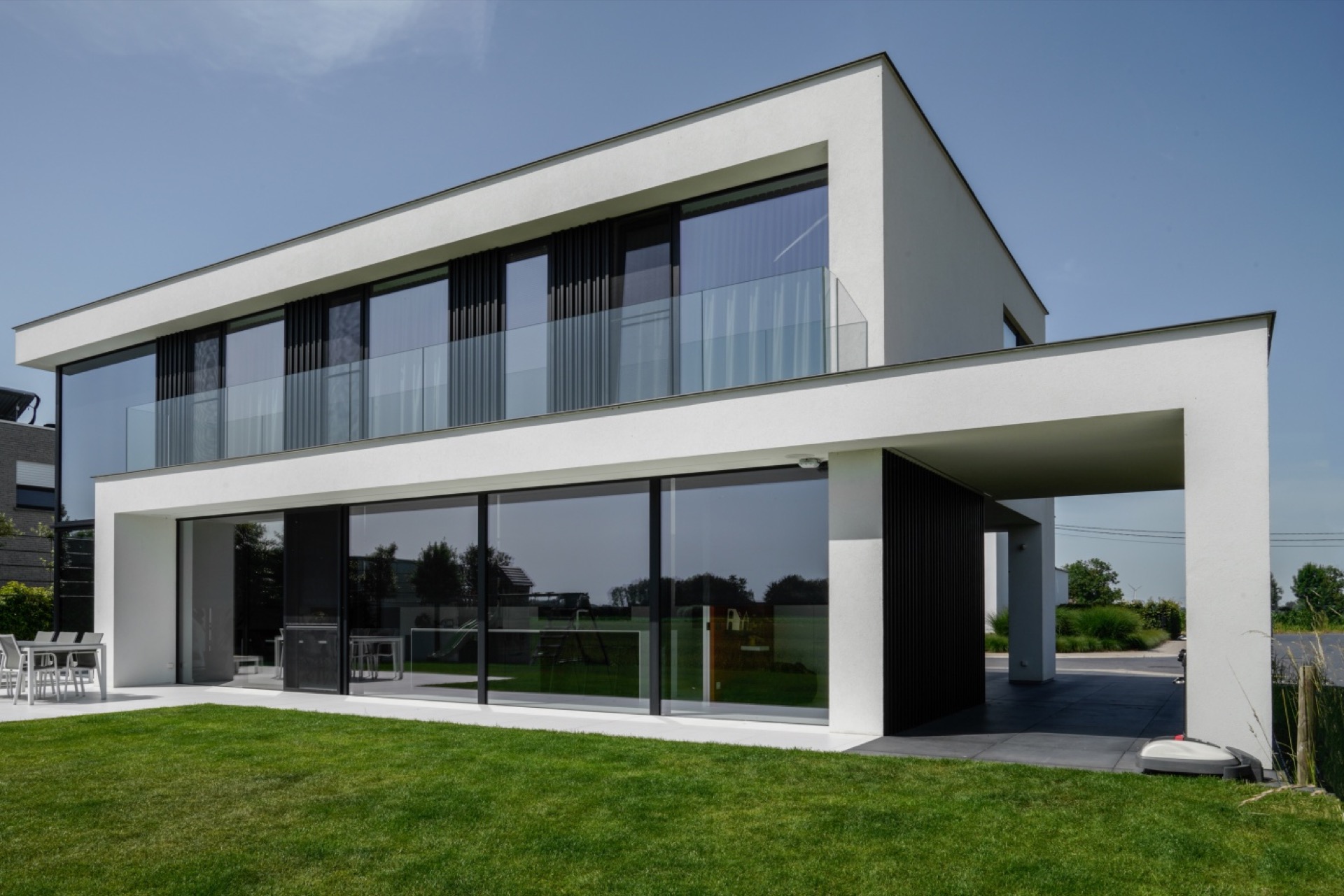 Ruime villa uitgevoerd in strakke, moderne crepi-10