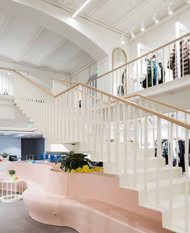 548㎡前莫斯科建筑局改造的时尚商店  LOGIC-11