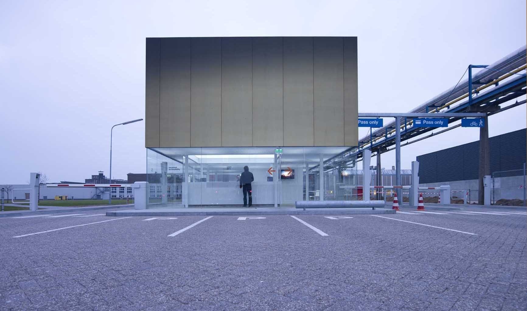 荷兰 Kleefse Waard 工业园区门卫室，极简主义设计风格脱颖而出-4