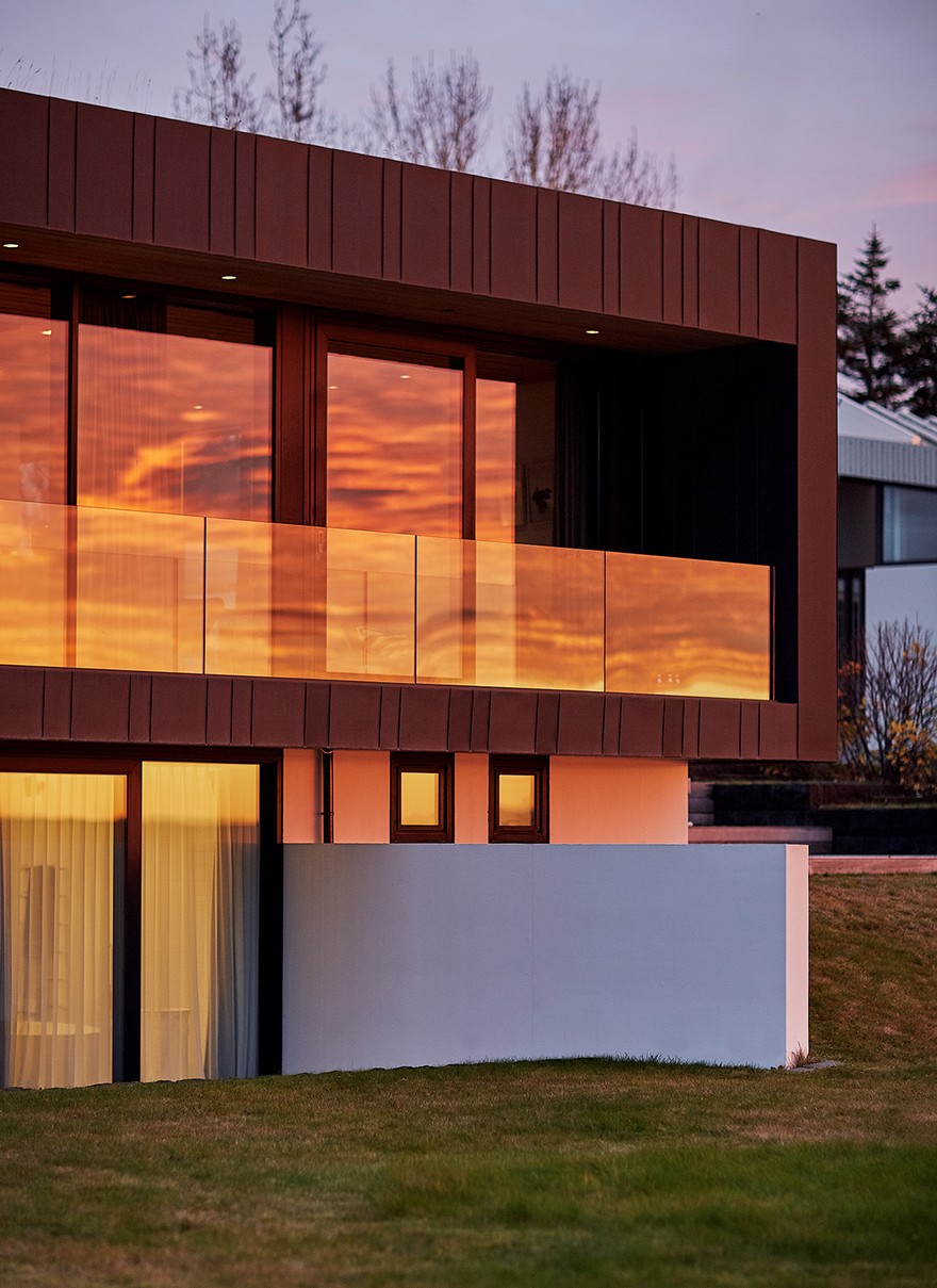 冰岛雷克雅未克七口之家现代住宅设计-7