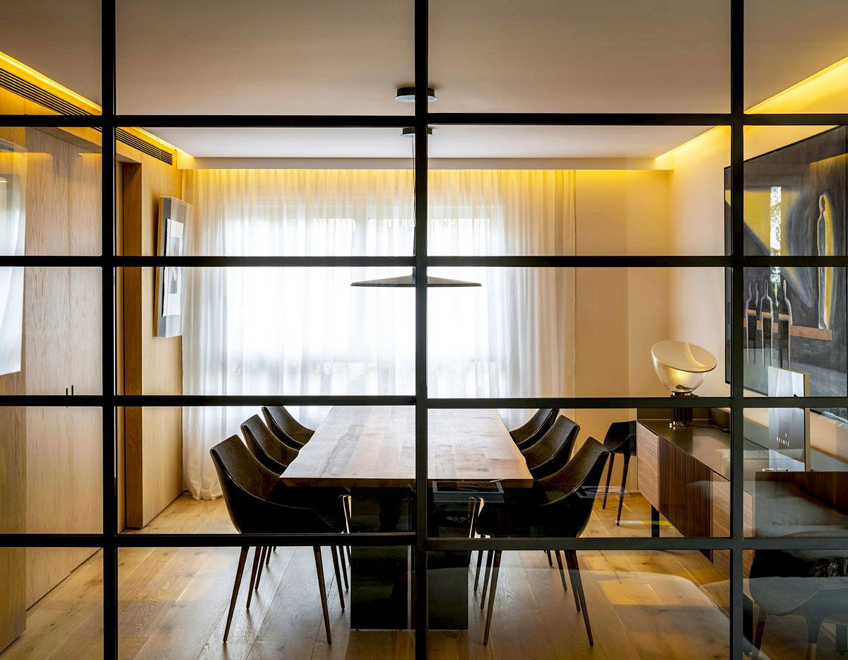 我认为 I HOUSE 可能并不是一个符合常规语义逻辑的表达如果 I  是品牌名首字母、个人名开头字母 、或者某个机构名称的缩略等，那么可以保留  I  不用翻译，直接翻译为  I 酒店，因为  house  常见释义中有 住宅；房子；（有特定用途的）建筑物 等意思，在一些语境中也可指代酒店、民宿这类供人居住的场所

如果这并非你想要的结果，由于这个短语表意不明确，难以准确判断其确切含义，请你提供更多的背景信息或语境 丨SpainMadrid-16