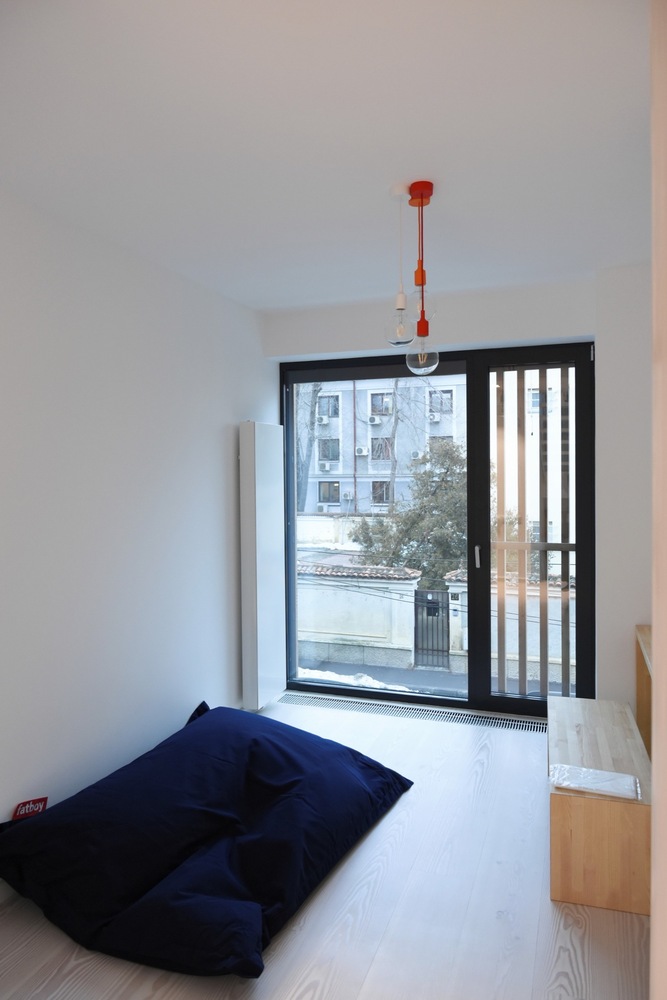 罗马尼亚四口之家垂直住宅，自然材料与光影共舞-60