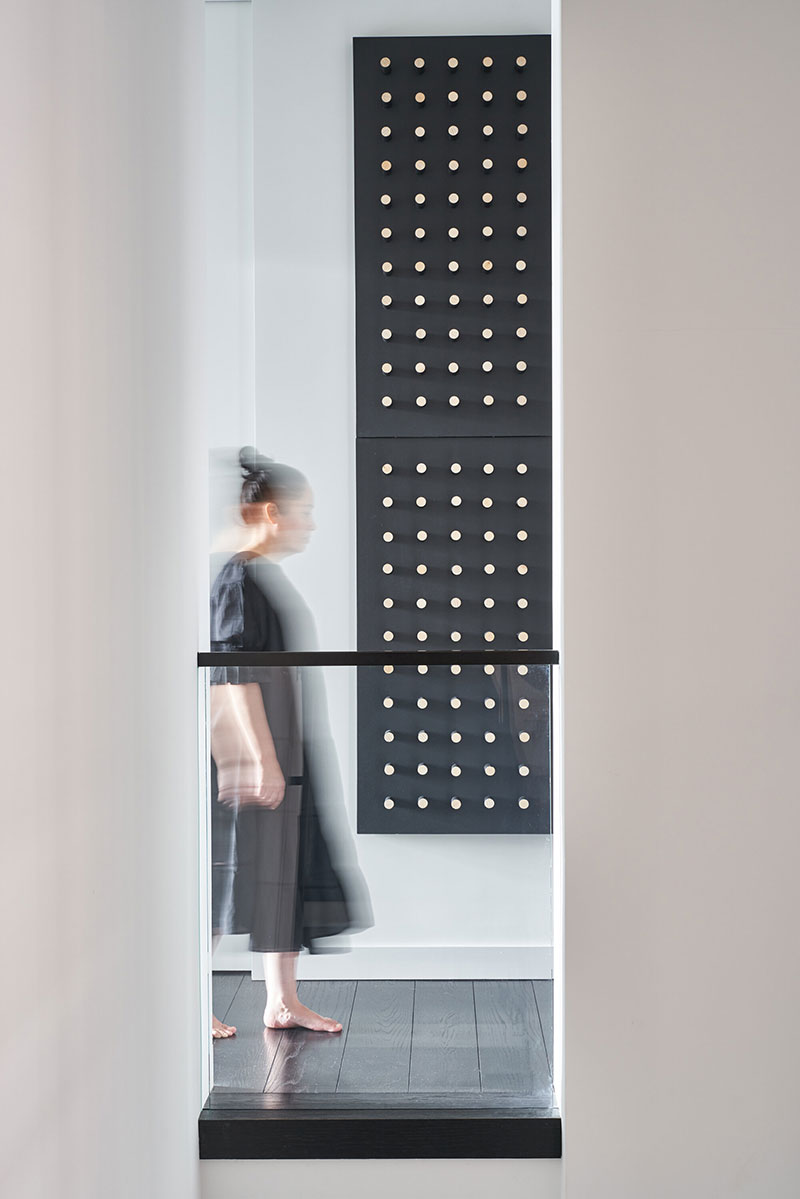 纽约时尚黑白家居，年轻家庭的温馨之作-17