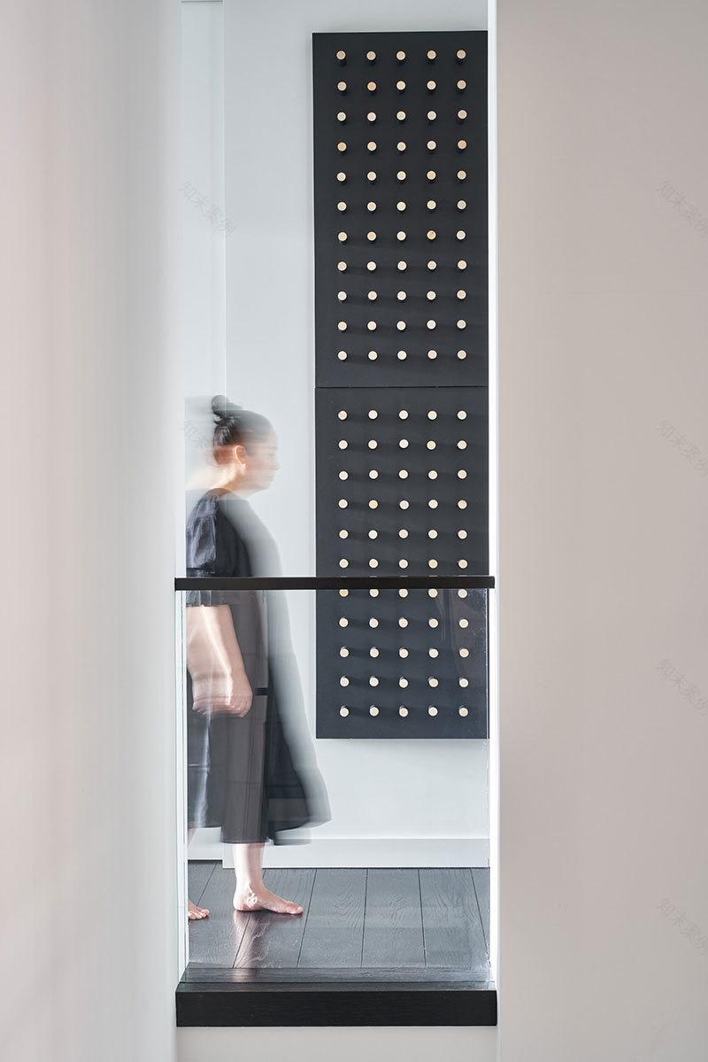 纽约时尚黑白家居,年轻家庭的温馨之作-17