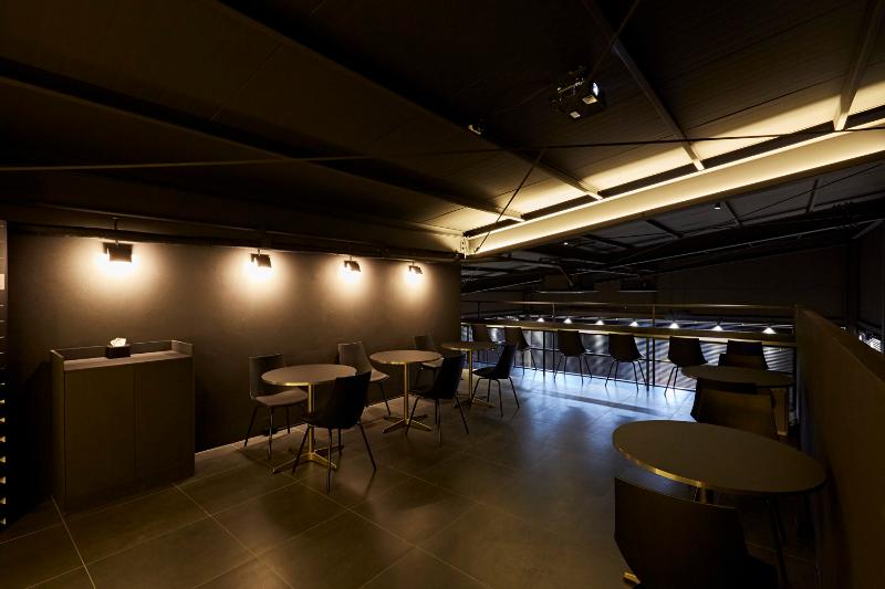 点亮 45 平咖啡店的黑色空间-18