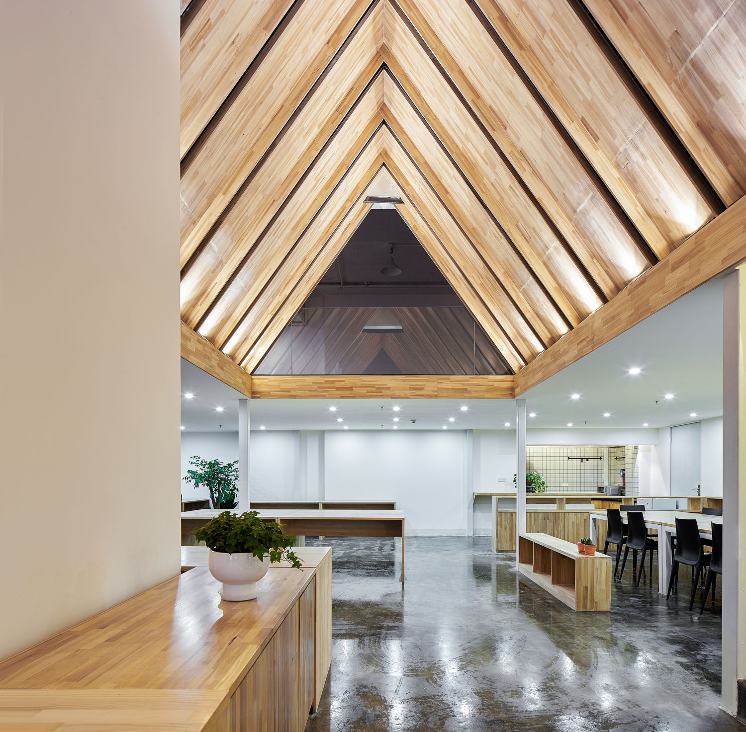 有台阶的屋顶，成都金融中心中的温馨办公室 / 合什建筑设计工作室 -2