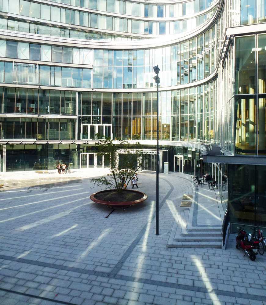 挪威 Lørenskog 中心广场 | 石材与绿植的和谐搭配-13