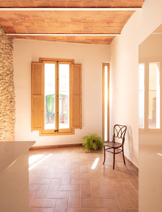 西班牙 Sant Esteve de Palautordera 老舞厅改造公寓楼-19