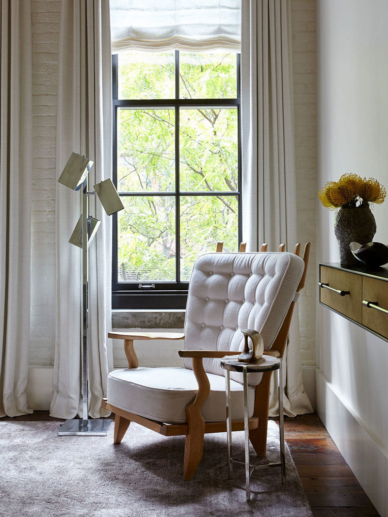 纽约独特工业风复式公寓 | 木梁与吊椅的别致搭配-7