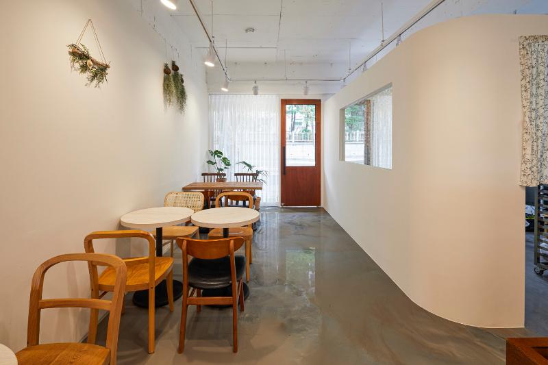 20 平米白色与木质元素咖啡厅设计-8