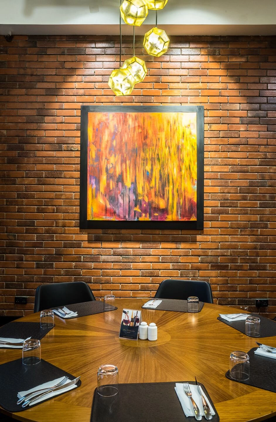 纽约风格餐厅设计,展现红砖、皮革与黑白的魅力-34