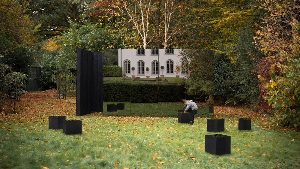 伦敦建筑师打造烟熏玻璃与烧焦木材的树屋-0