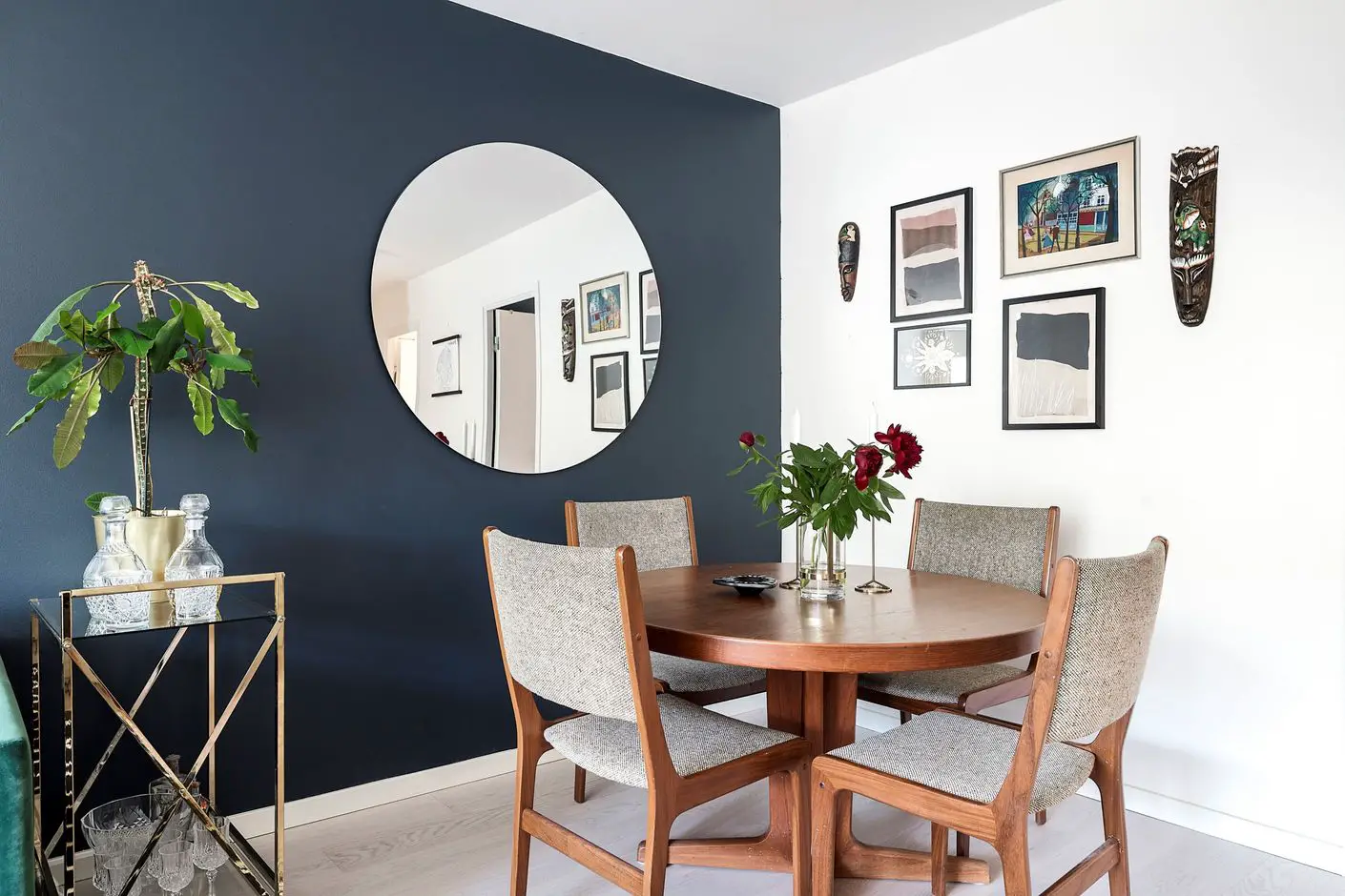 60 年代瑞典公寓里的深色 velvet sofa 和 Scandinavian 设计-8