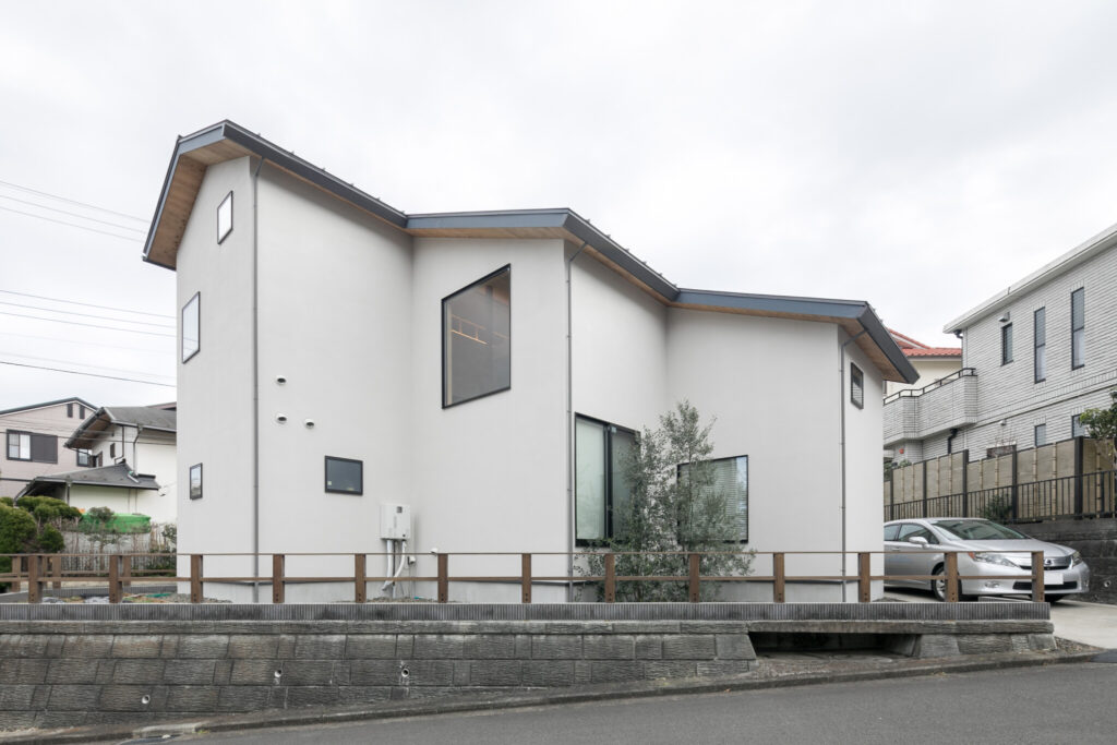 プライバシーと開放感を両立 二重の凸型形状がもたらす起伏ある大空間 | Style of Life | 100%LiFE-1