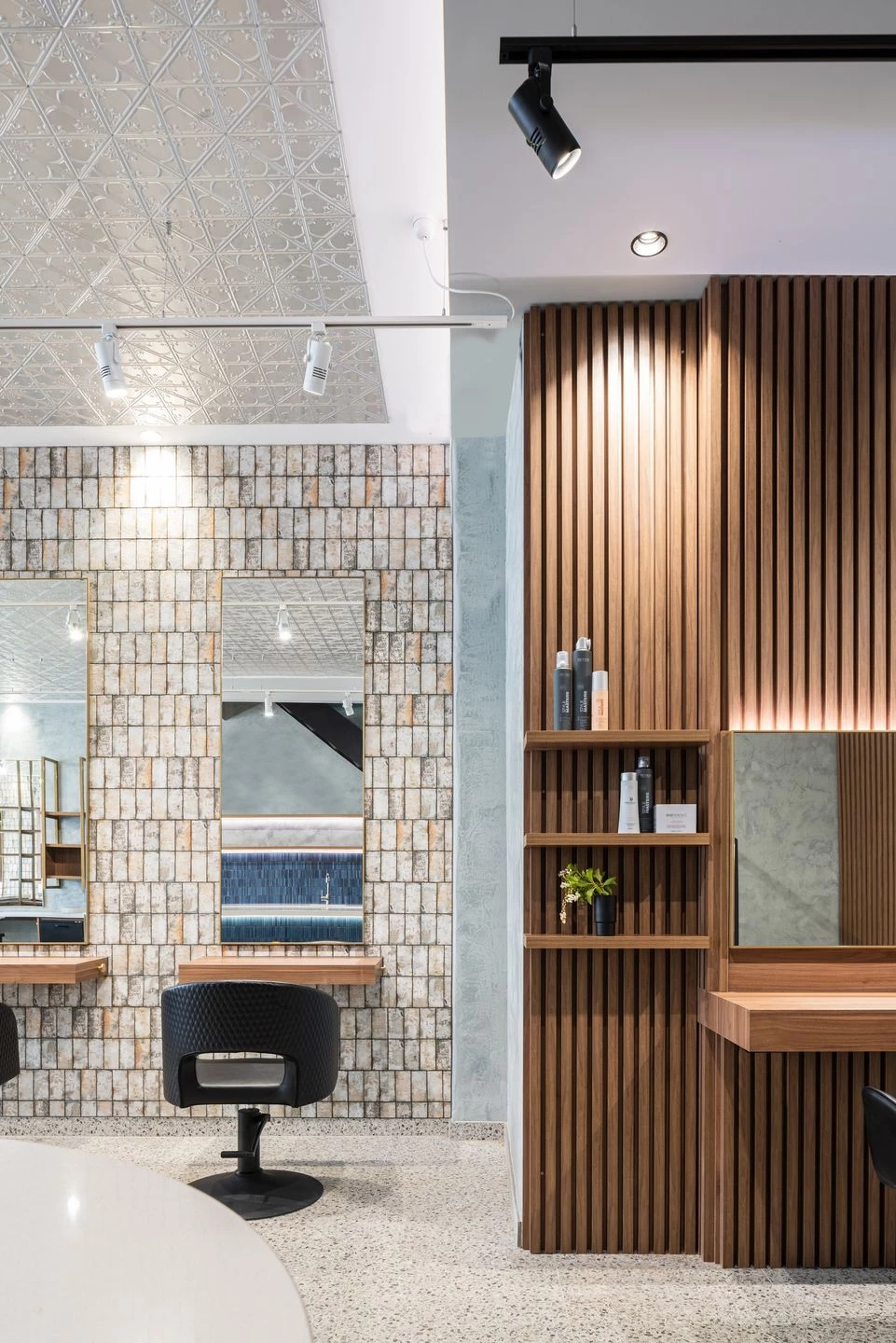 轮廓分明发型沙龙-33