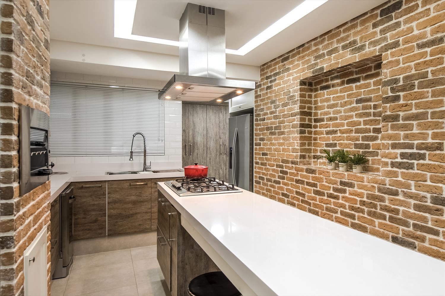 巴西 15 平米小厨房设计，砖块与橙色碰撞出个性空间-4