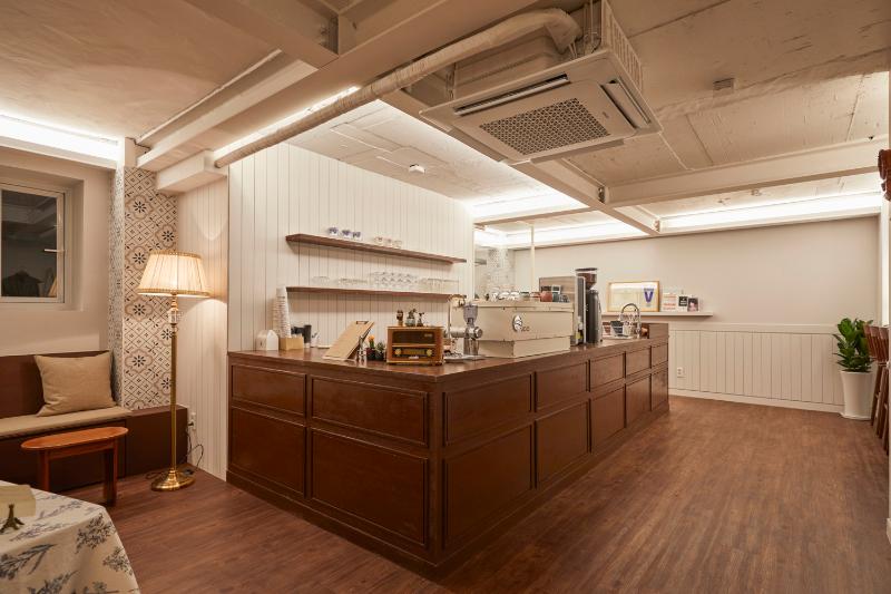 欧式风情的 21 平米咖啡厅设计-5