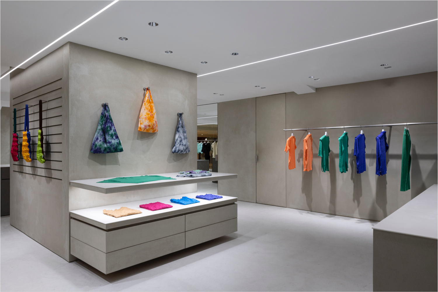 ISSEY MIYAKE 店中店设计丨日本东京丨Moment Inc.-7