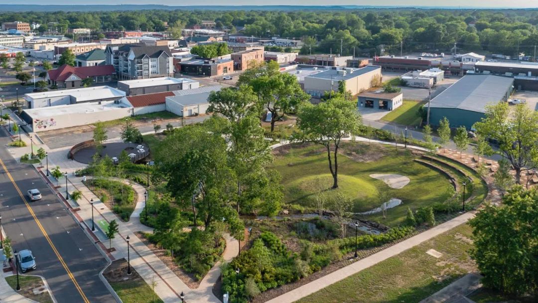 阿肯色州康威市市中心的马丁·路德·金广场丨美国丨SWA-2