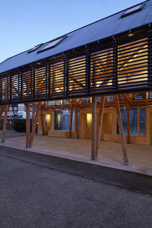 丹麦小镇的红色木质市场-5