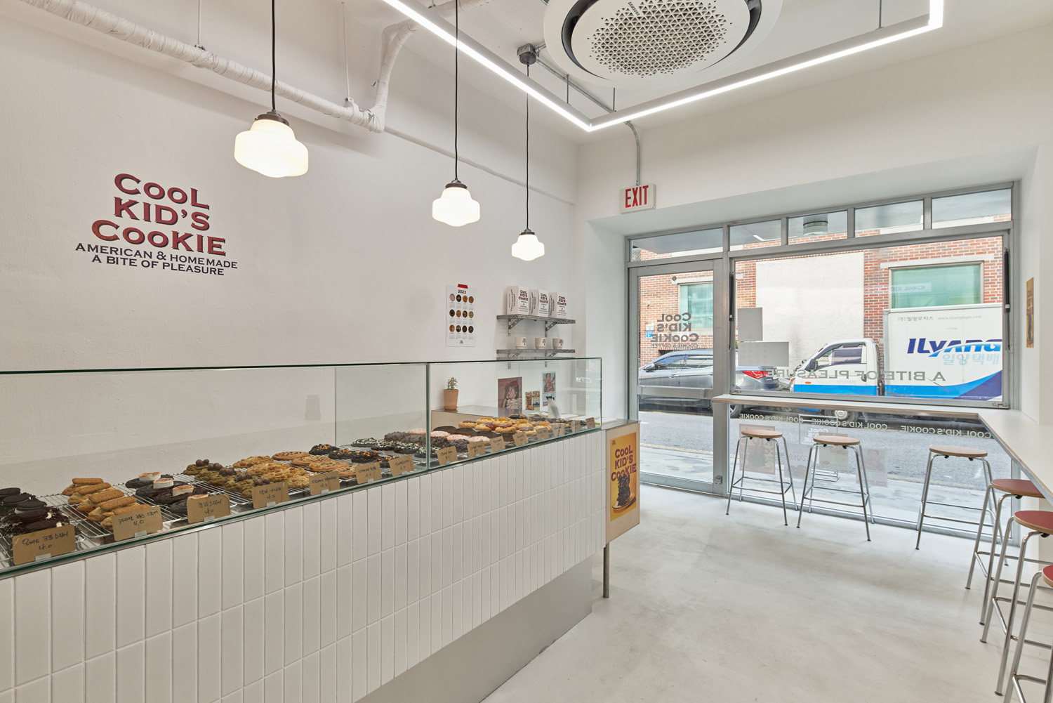 白色简约的 7 层甜品店空间设计-4