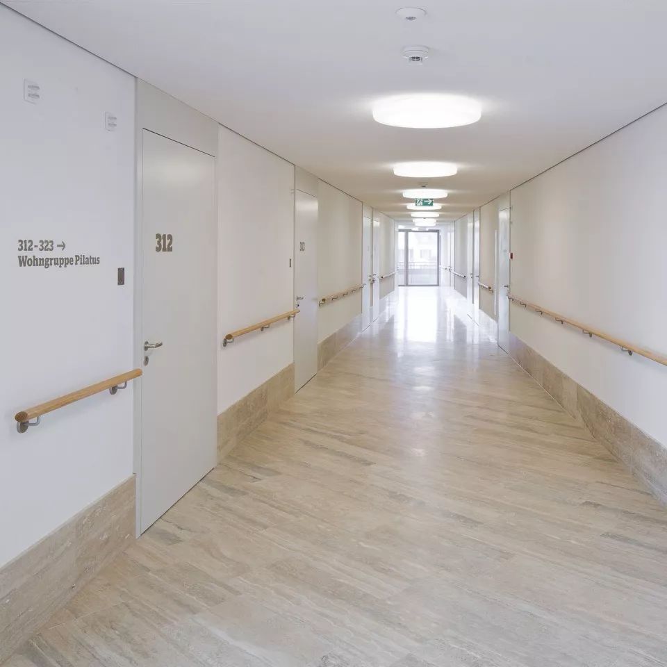 瑞士楚格 Frauensteinmatt 看护中心,和谐材质与景观融入的宜人空间-26