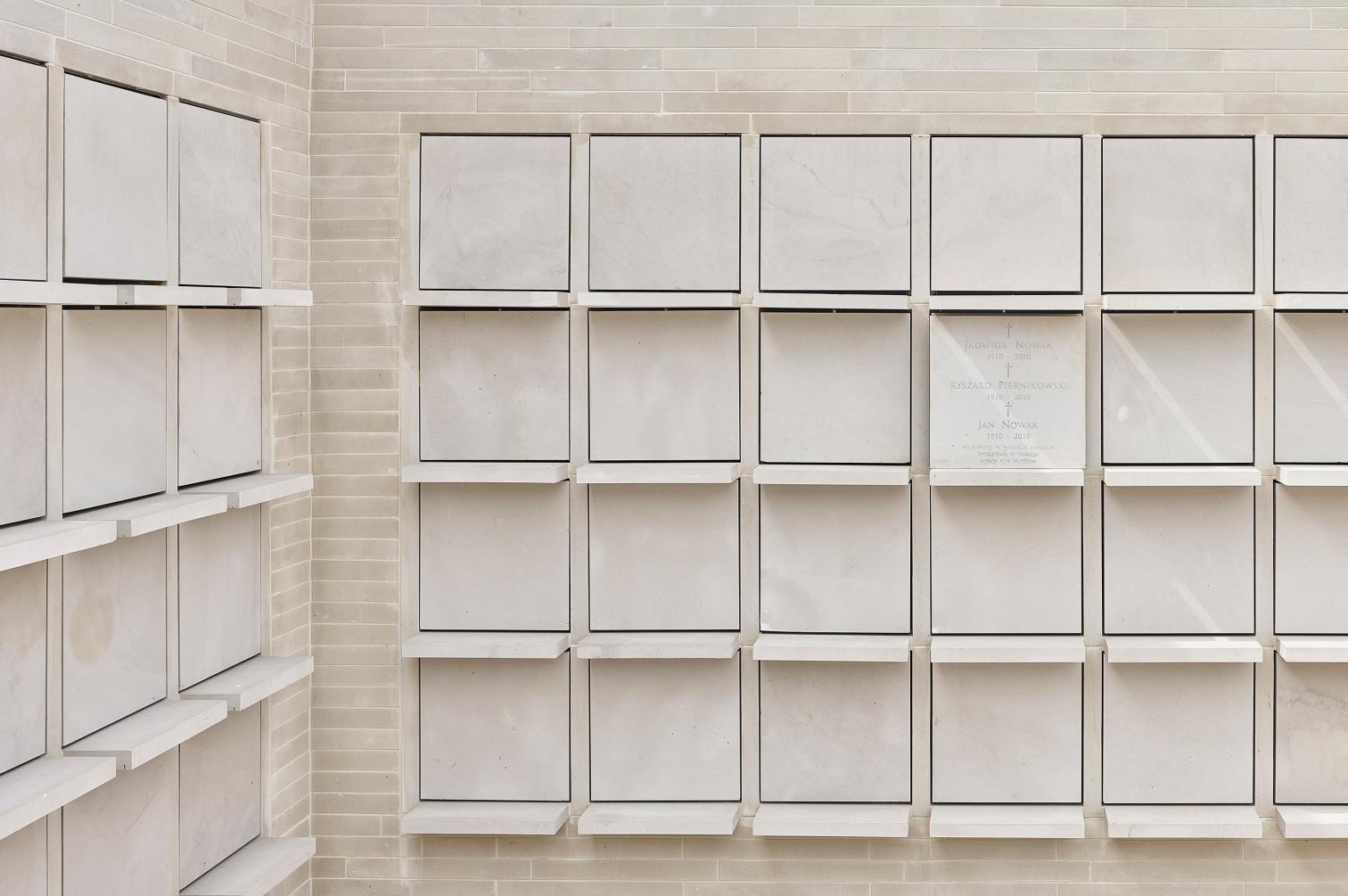 Complejo de columbarios en el cementerio municipal de Radom-12