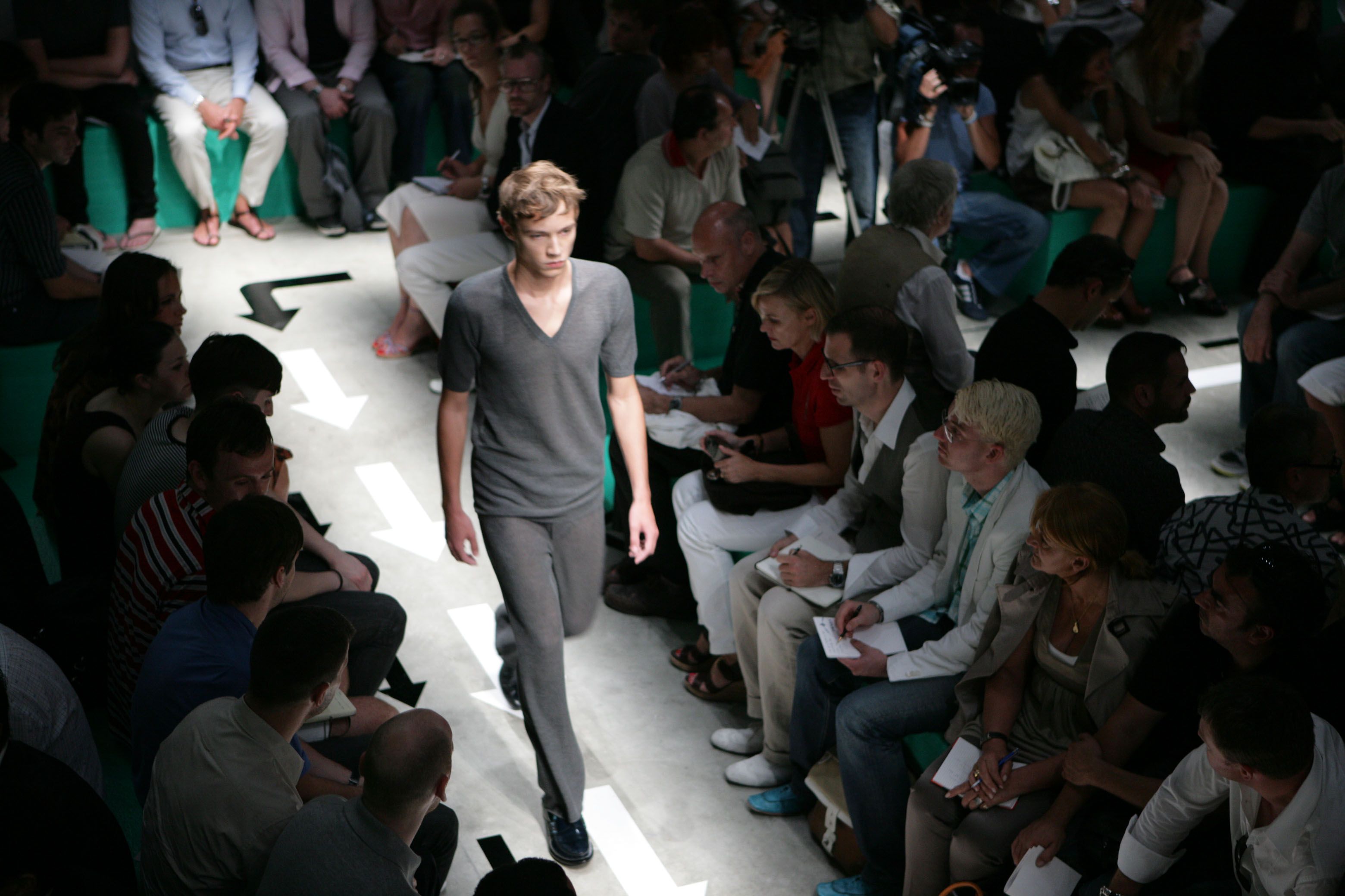 2008 春夏 Prada 男装秀 | 双层监狱空间-5