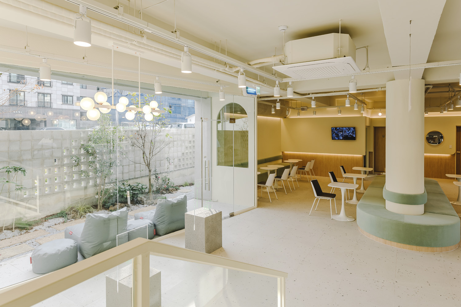 90 平米白色&木纹现代咖啡厅设计-14