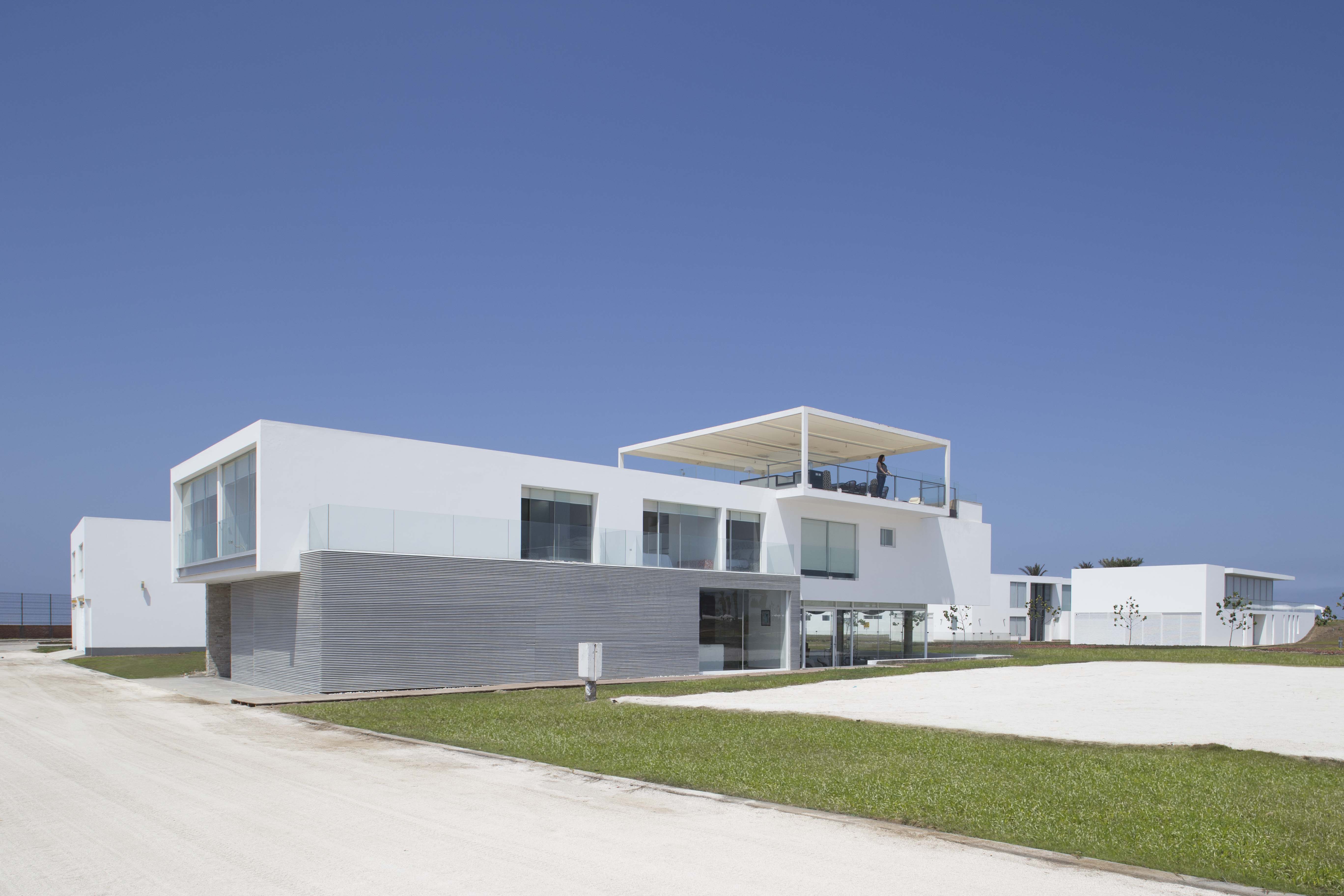 三立方体秘鲁海滩别墅 | 创新空间设计，三家庭共享和谐生活-32