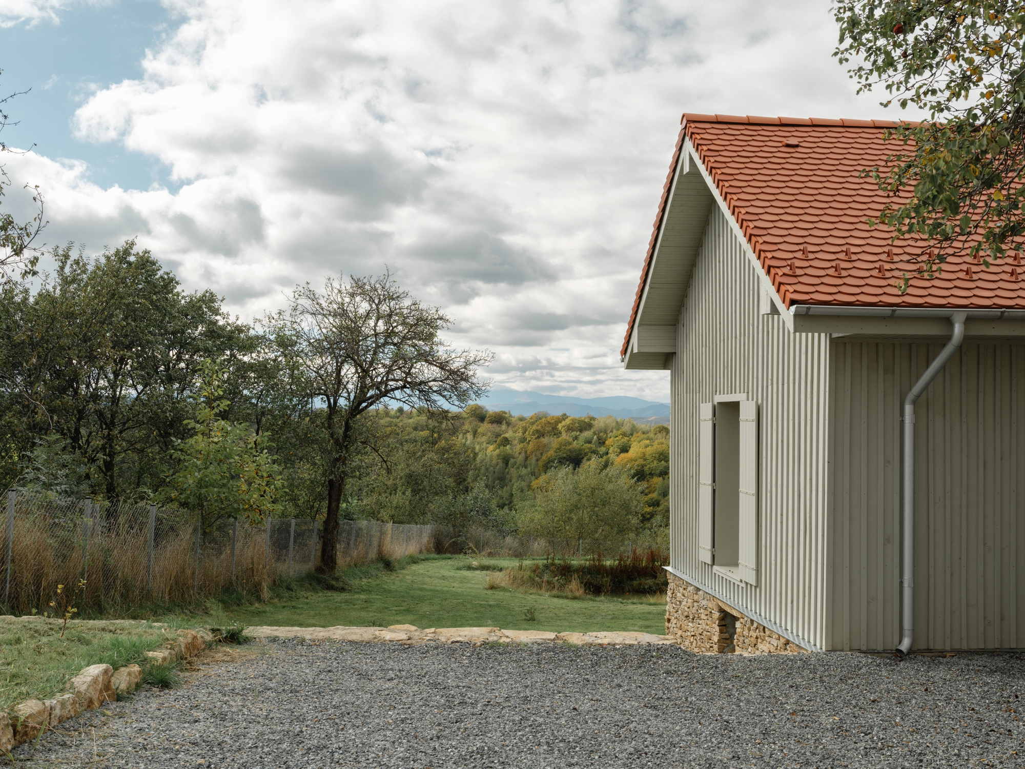Recovery of a Country House and Barn / Vlad Sebastian Rusu and Studio 82-36