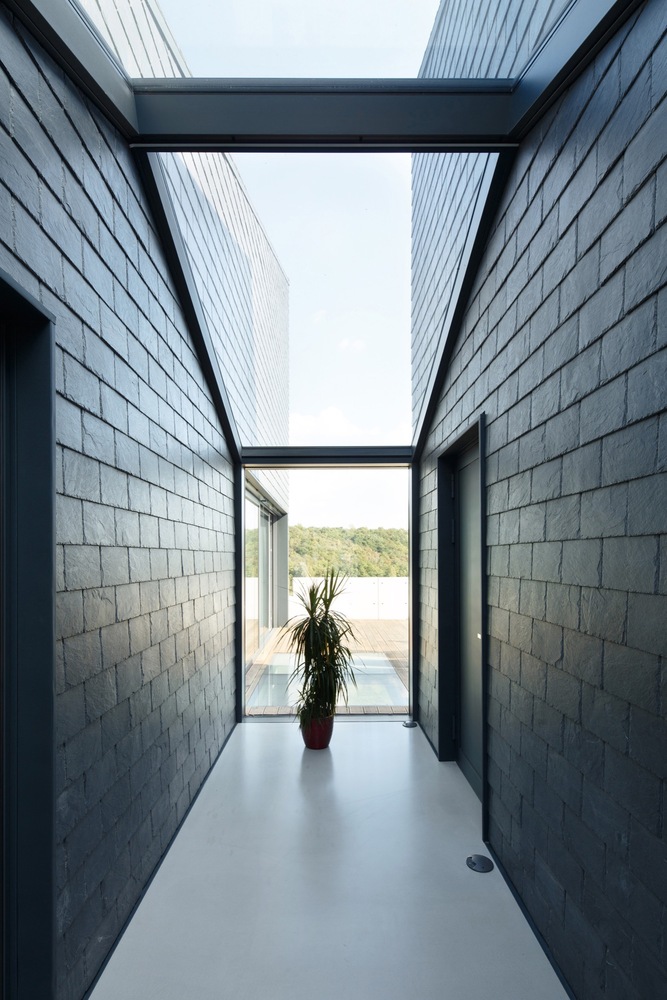 波兰 Krostoszowice 村庄的倾斜屋顶家园-43