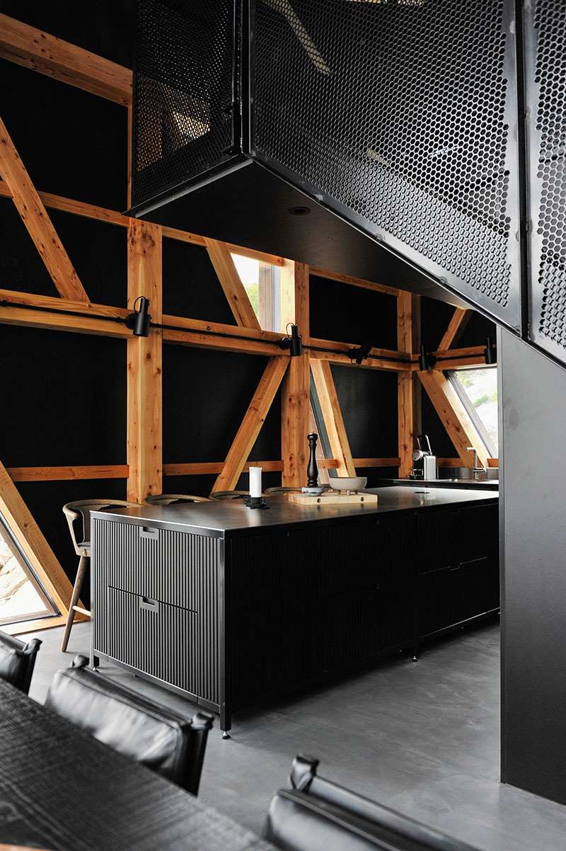 挪威海岸线上的黑色岩石住宅-7