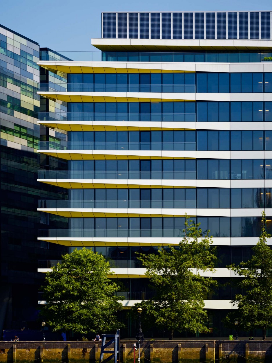 河岸别墅；河滨住宅；河畔公馆（三个根据不同情境从通用语境考虑比较常用的表达，可按需选择其一 ）

注：最好能提供完整语境，以便输出最贴切唯一的翻译如果在建筑行业领域，河岸府邸相对更适合；如果是住宅介绍，河岸别墅会较合适；若作为酒店之类的名称，河滨酒店也有可能个人倾向按住宅常见角度用河岸别墅 丨英国伦敦丨David Walker Architects-26