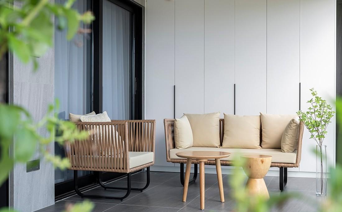 灰色调温馨别墅,午后光影下的和谐空间-49